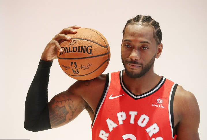 欧文突破防守造成杀伤球成功（欧文强突防线制造杀伤并得手）