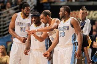 湖人詹姆斯关键三分锁定胜利（詹姆斯命中制胜三分，助湖人收获胜利）