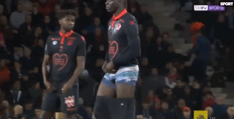 1-1战平，利物浦丢三分！英超积分榜：切尔西1-3惨败，阿森纳稳居榜首（1-1收场，利物浦无缘三分；英超榜单：切尔西1-3遭惨败，阿森纳继续领跑）