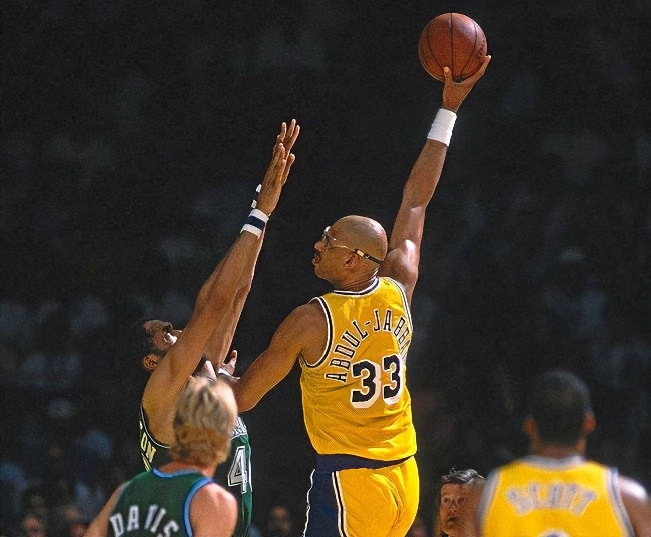 官方：桑德兰签下22岁门将罗埃夫斯，为其夏窗第8笔引援（官方宣布：桑德兰签下22岁门将罗埃夫斯，今夏第8位新援到队）