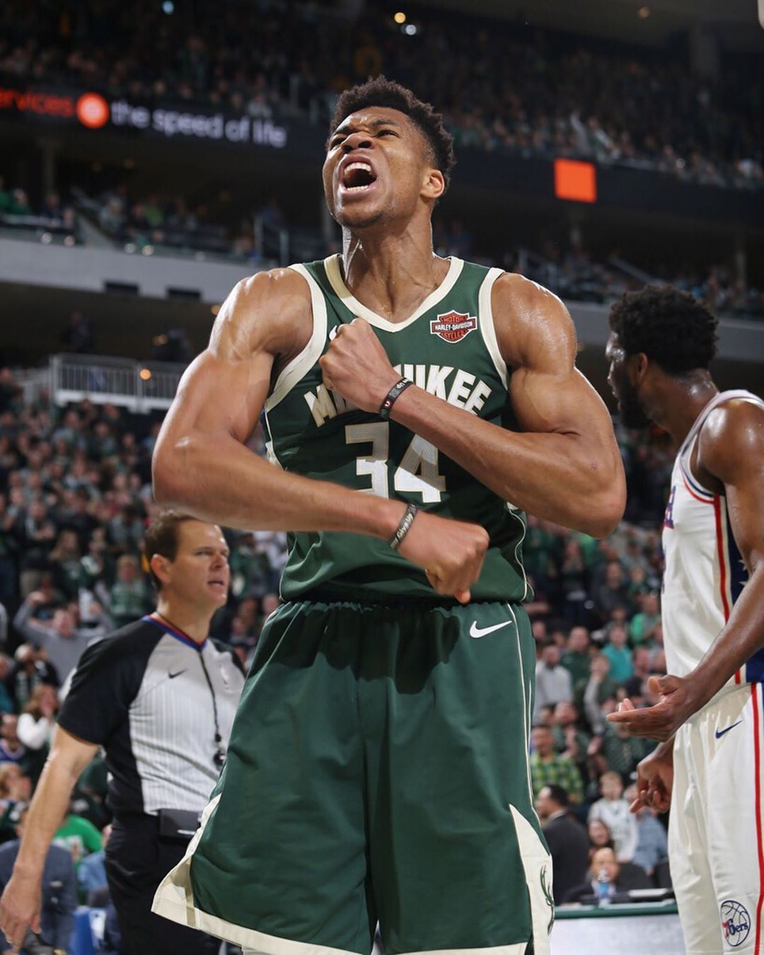 西媒：阿联酋企业慷慨赠送，巴萨球员喜获黄金iPhone（西媒：阿联酋企业豪赠金版iPhone，巴萨球员集体获礼）