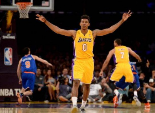 湖人新阵容磨合效果如何？（湖人新阵容磨合成效几何？）