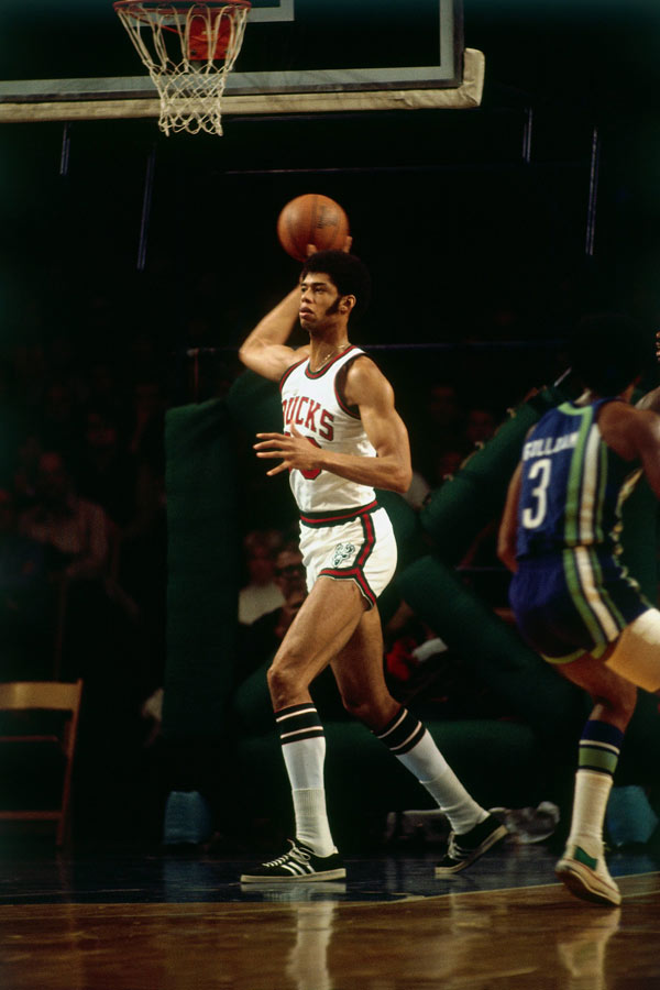 球员直接摊手，态度说明一切（球员摊手示意，态度一目了然）