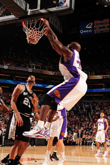 给你修修胡子，瓦科分享自己用剪刀剪克雷桑胡子的照片（瓦科晒照：亲手用剪刀为克雷桑修须）